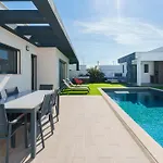 Mauricio With Jacuzzi And Private Swimming Pool Villa *